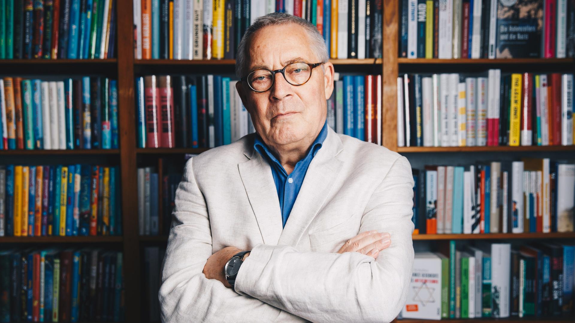 Der Autor Karl Schlögel posiert vor Bücherregalen in einer Buchhandlung am Bayrischen Platz in Berlin. Der Autor Karl Schlögel posiert vor Bücherregalen in einer Buchhandlung am Bayrischen Platz in Berlin.