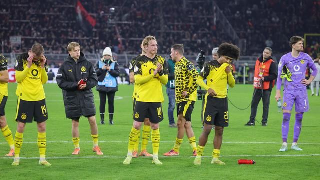 Dortmunder Fußballer schauen enttäuscht.