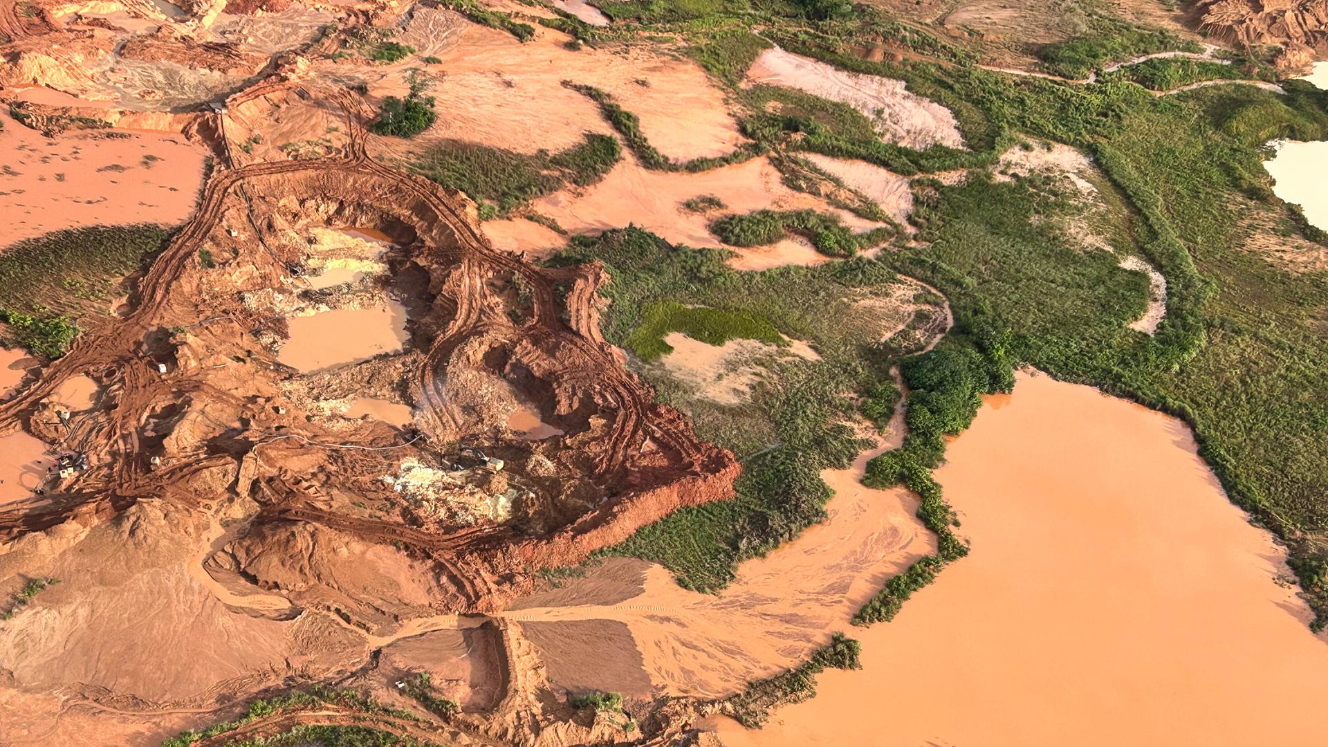 Luftaufnahme von abgeholzten Flächen und illegalem Goldabbau in einem Gebiet des Kayapo-Volkes in Brasilien.