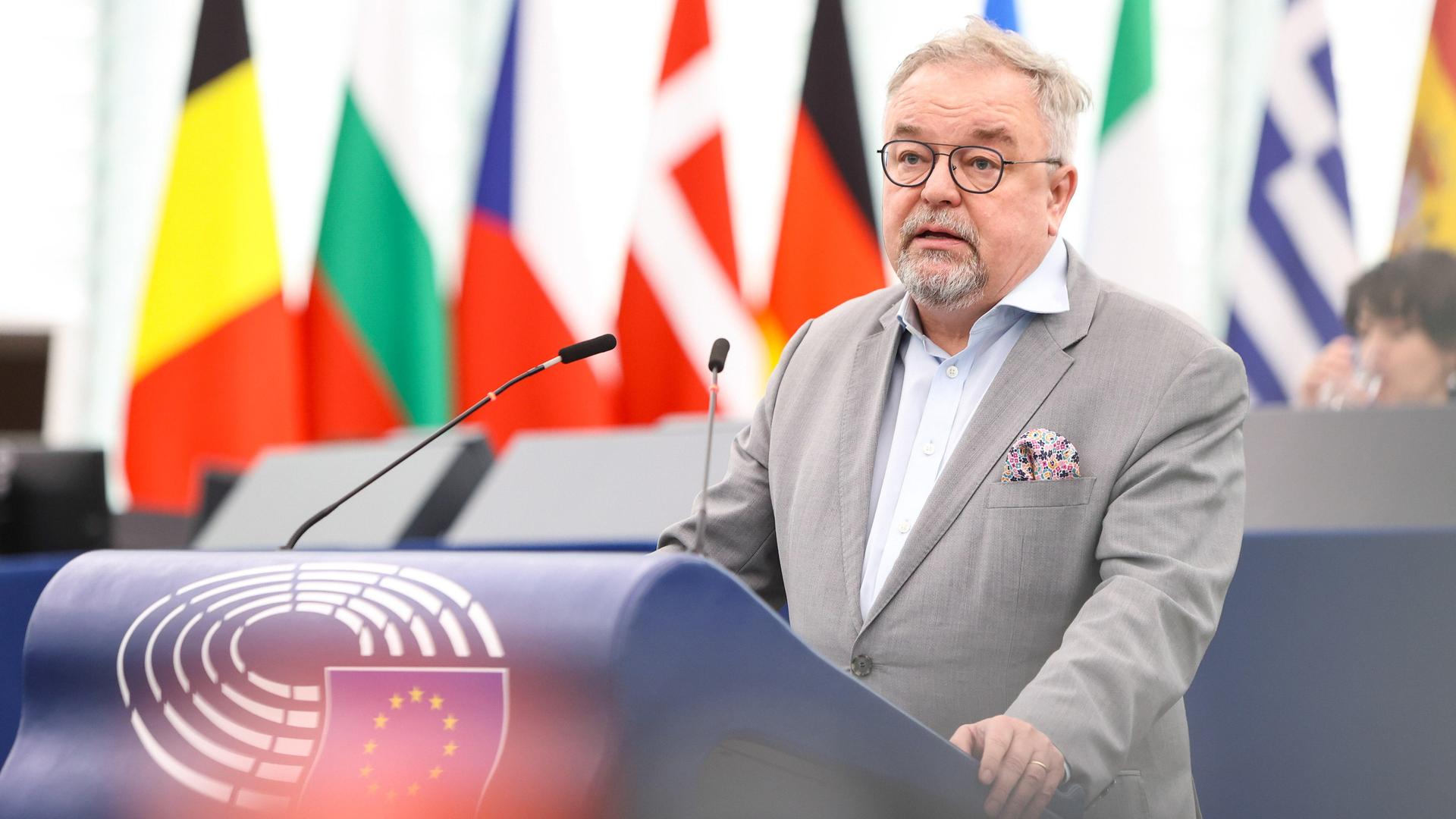 EU-Haushaltspolitiker Jens Geier (SPD) steht im EU-Parlament in Straßburg am Rednerpult und spricht.
