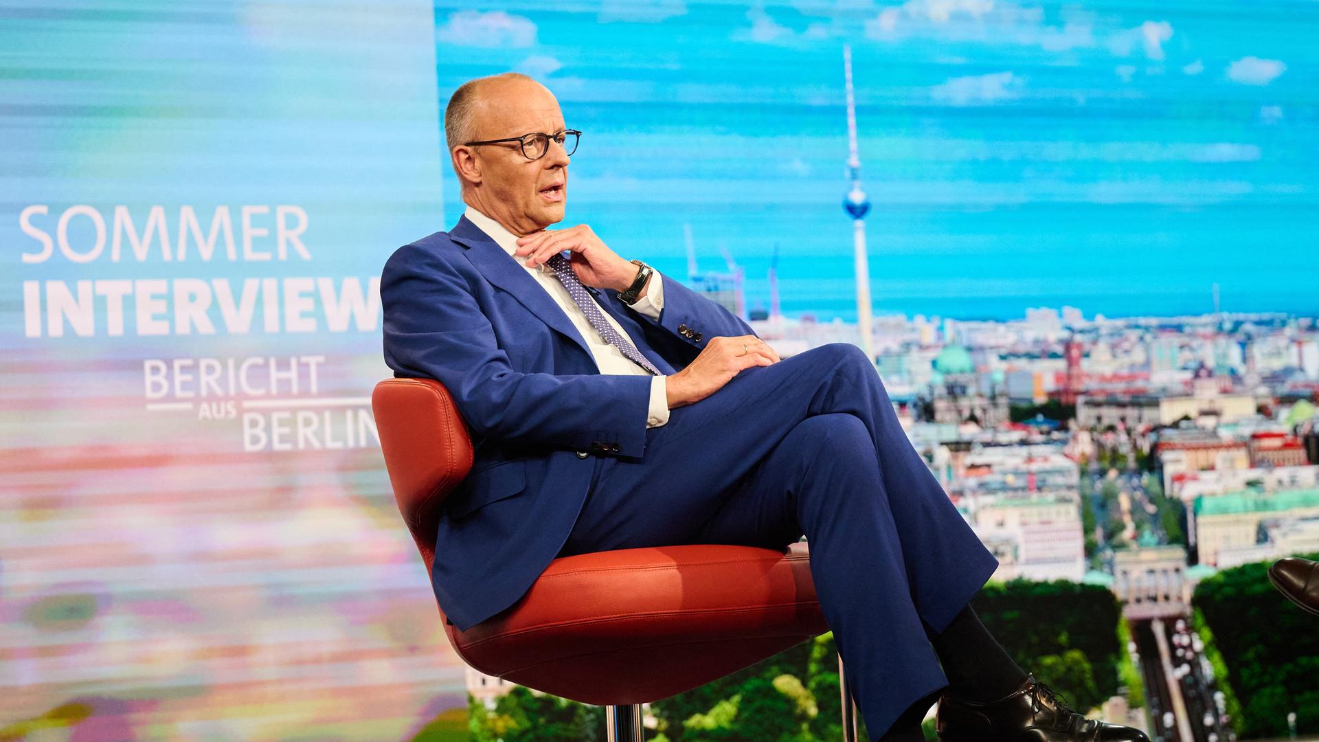Bundeskanzler Friedrich Merz (CDU) sitzt in einem Fernsehstudio der ARD