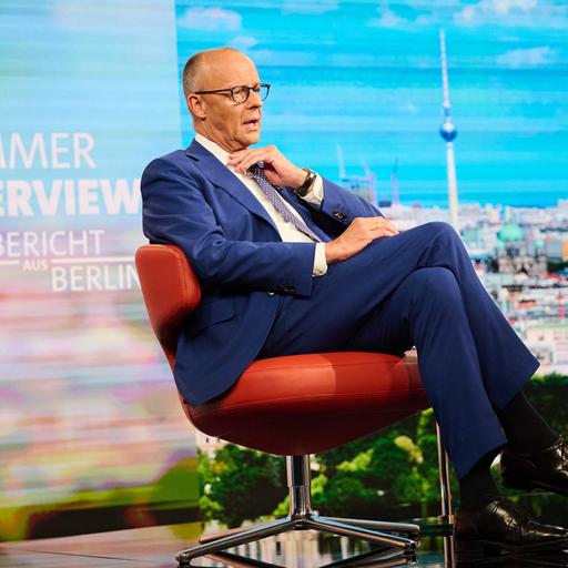 Bundeskanzler Friedrich Merz (CDU) sitzt in einem Fernsehstudio der ARD