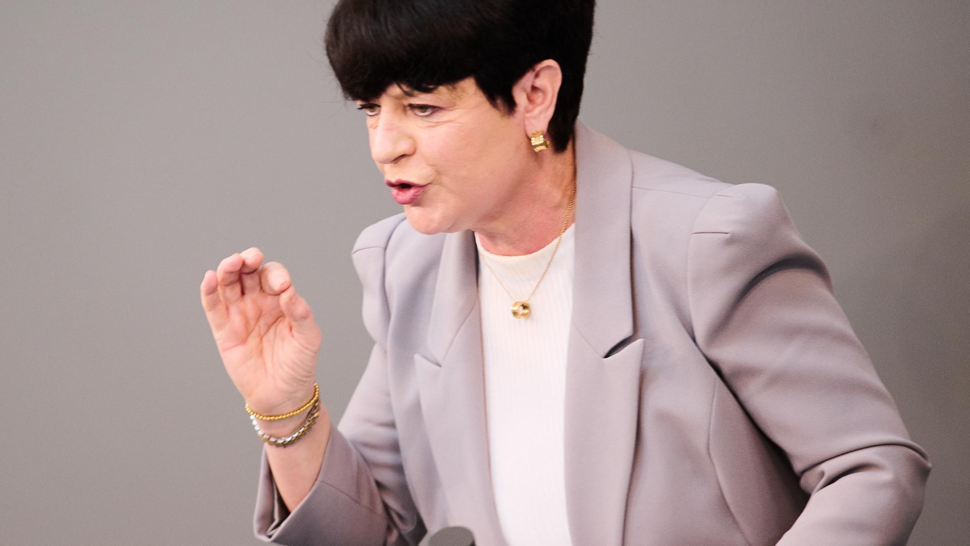 Christine Aschenberg-Dugnus, gesundheitspolitische Sprecherin der FDP-Fraktion, bei einer Regierungsbefragung in der Plenarsitzung im Deutschen Bundestag am 16.03.2022