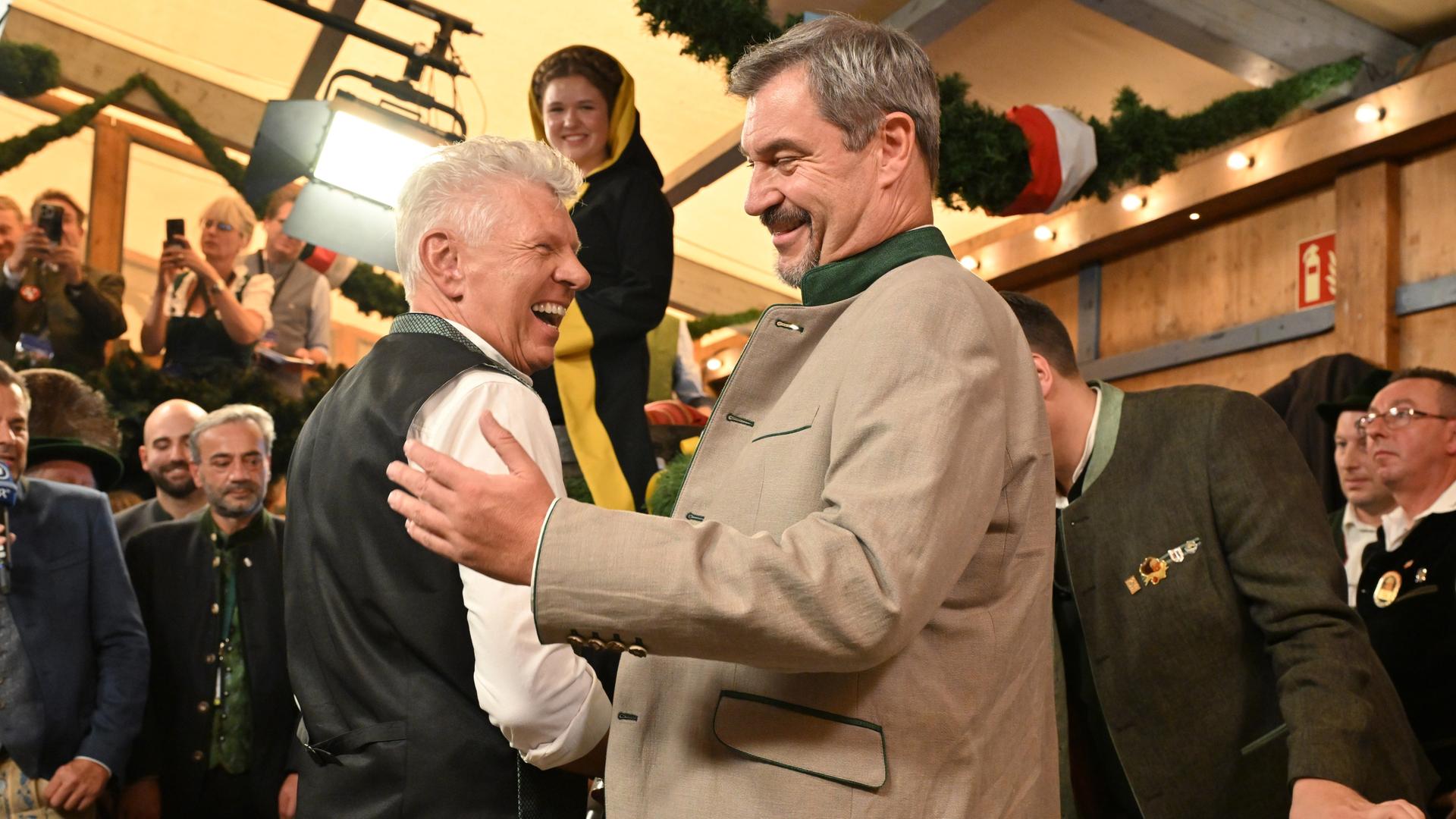 Dieter Reiter (li.) und Markus Söder lachen beim Anzapfen des ersten Oktoberfestfasses im Schottenhammel-Festzelt. Dieter Reiter (li.) und Markus Söder lachen beim Anzapfen des ersten Oktoberfestfasses im Schottenhammel-Festzelt.