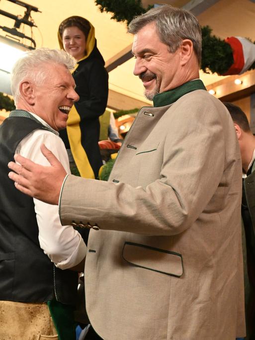 Dieter Reiter (li.) und Markus Söder lachen beim Anzapfen des ersten Oktoberfestfasses im Schottenhammel-Festzelt.