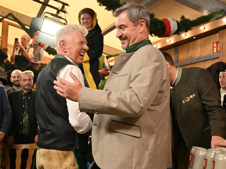Dieter Reiter (li.) und Markus Söder lachen beim Anzapfen des ersten Oktoberfestfasses im Schottenhammel-Festzelt.