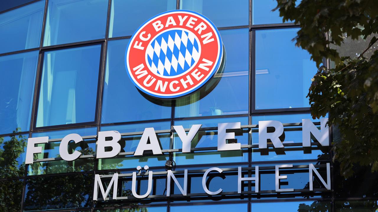 Zentrale des FC Bayern München und Logo des Fußball-Vereins 