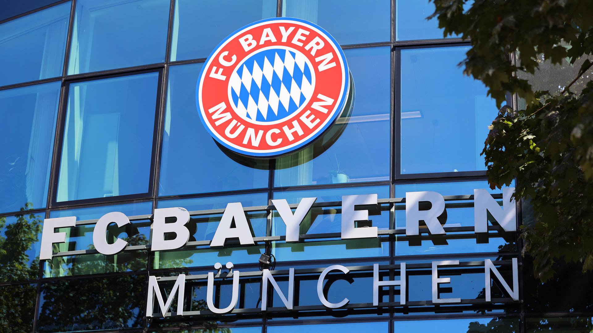 Zentrale des FC Bayern München und Logo des Fußball-Vereins