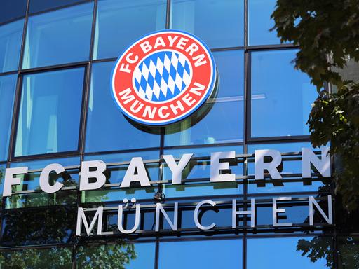 Zentrale des FC Bayern München und Logo des Fußball-Vereins