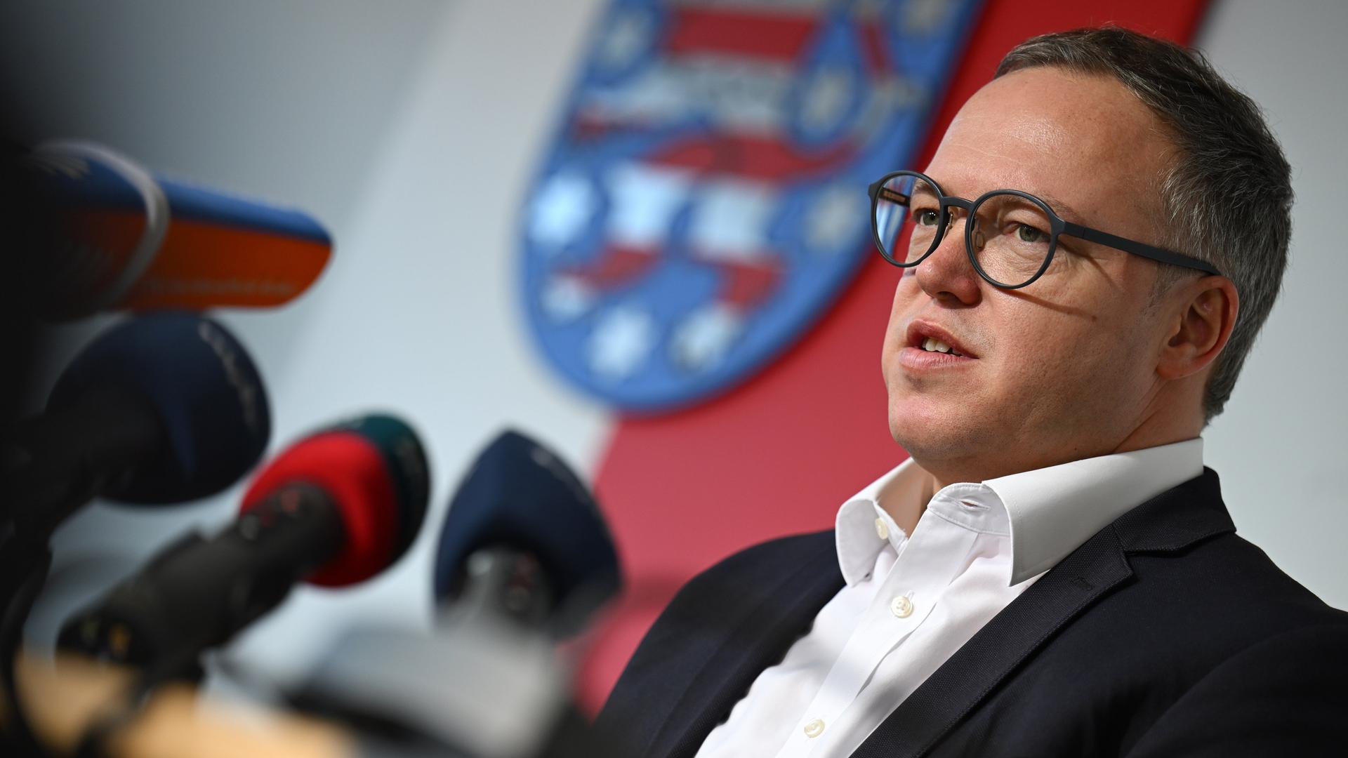Mario Voigt spricht in zahlreiche Mikrofone. Im Hintergrund das Landeswappen von Thüringen. Mario Voigt spricht in zahlreiche Mikrofone. Im Hintergrund das Landeswappen von Thüringen.