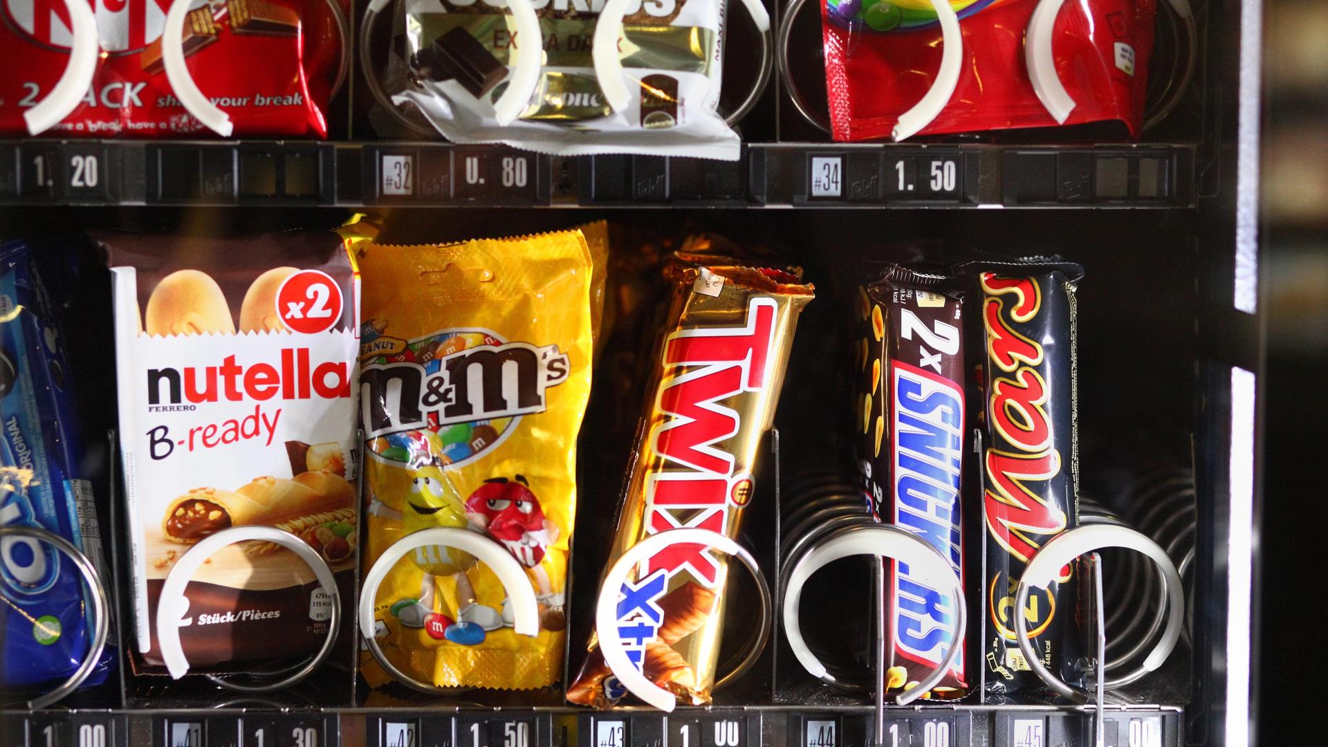 Süßigkeiten sind in einem Automaten in der Berliner S-Bahnstation Anhalter Bahnhof zu sehen. Im Angebot sind Mars, Snickers, Twix, M&M's und B-ready von Nutella. 