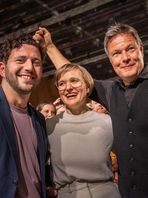 Franziska Brantner, neue Bundesvorsitzende von Bündnis90/Die Grünen, jubelt nach der Wahl neben Felix Banaszak, neuer Co-Bundesvorsitzender von Bündnis90/Die Grünen, bei der Bundesdelegiertenkonferenz der Grünen mit Robert Habeck.