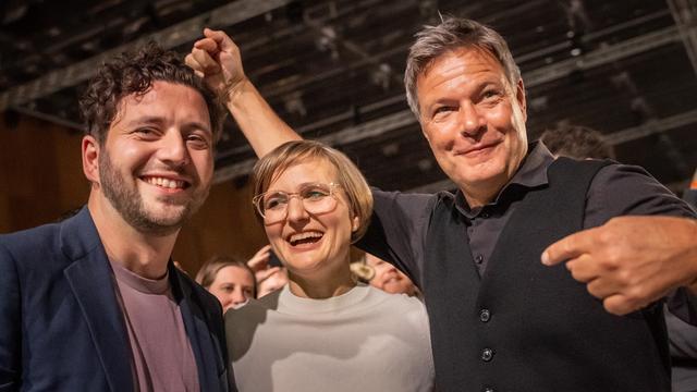 Franziska Brantner, neue Bundesvorsitzende von Bündnis90/Die Grünen, jubelt nach der Wahl neben Felix Banaszak, neuer Co-Bundesvorsitzender von Bündnis90/Die Grünen, bei der Bundesdelegiertenkonferenz der Grünen mit Robert Habeck.