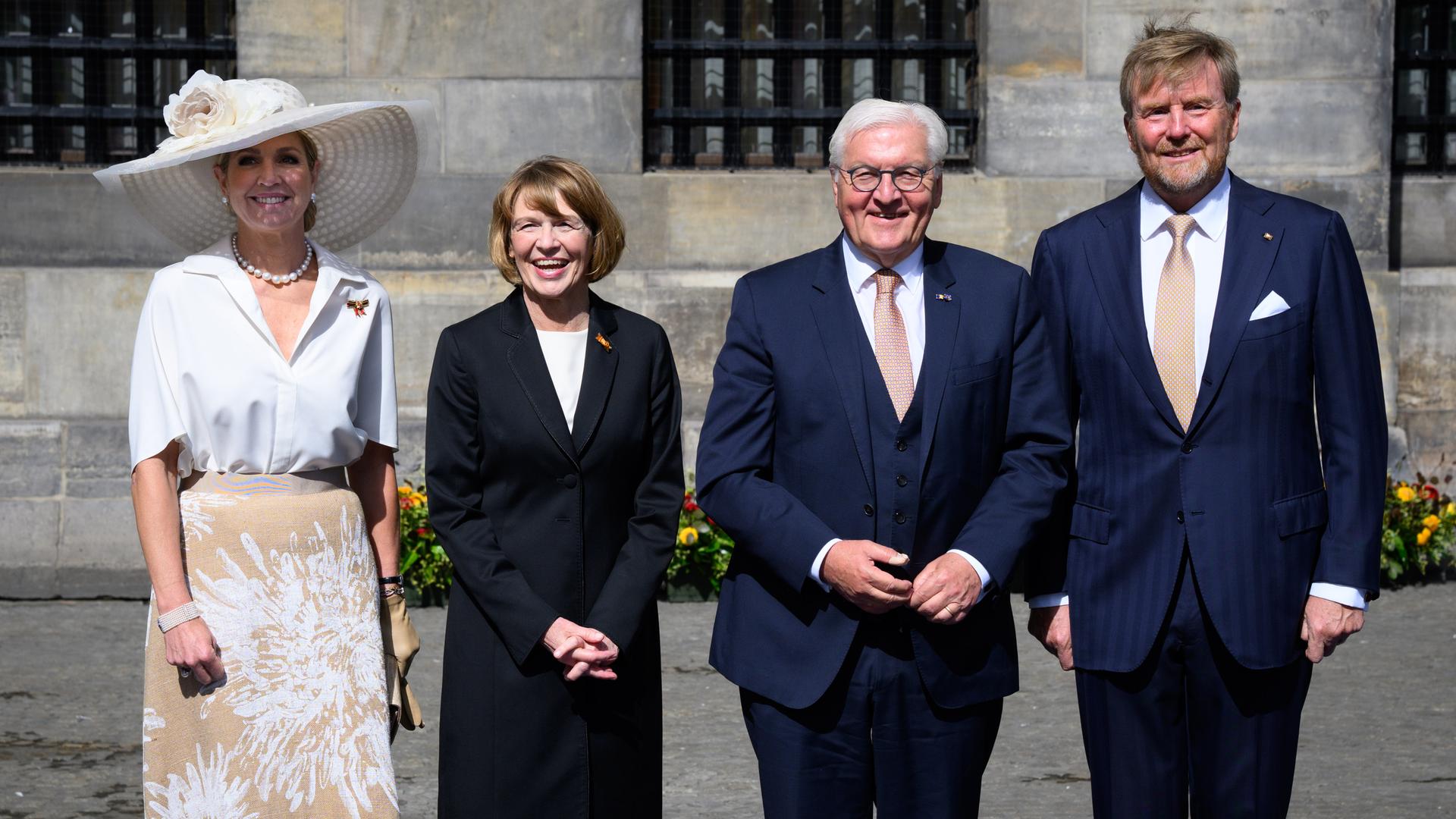 Steinmeier und Elke Büdenbender stehen mit dem niederländischen Königspaar Willem-Alexander und Máxima vor dem Königspalast in Amsterdam. Steinmeier und Elke Büdenbender stehen mit dem niederländischen Königspaar Willem-Alexander und Máxima vor dem Königspalast in Amsterdam.