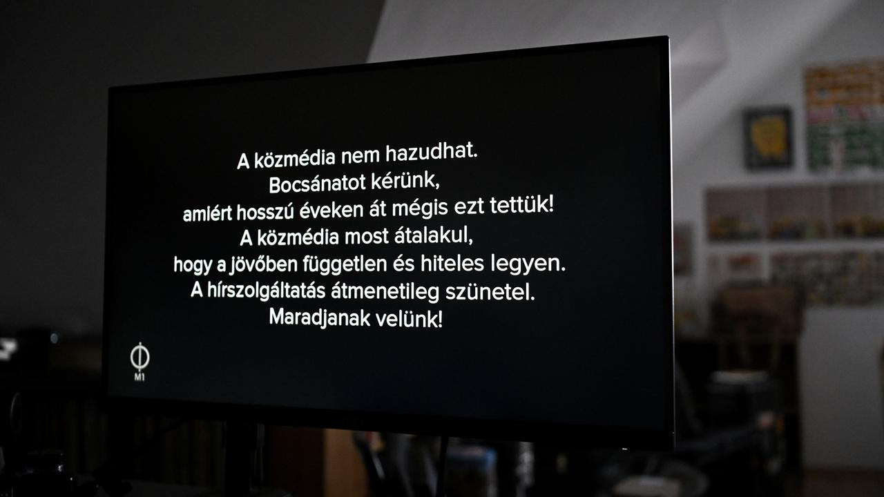 Das Bild zeigt einen Fernsehbildschirm. Der Bildschirm zeigt einen weißen Text auf Ungarisch auf schwarzem Hintergrund.