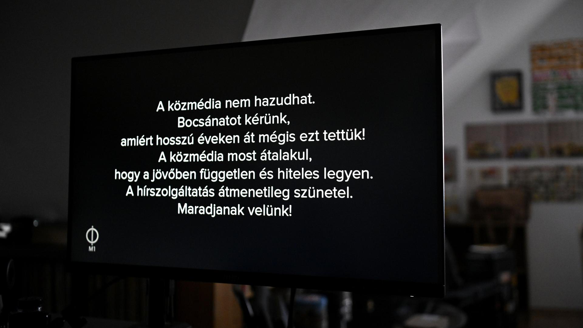 Das Bild zeigt einen Fernsehbildschirm. Der Bildschirm zeigt einen weißen Text auf Ungarisch auf schwarzem Hintergrund. Das Bild zeigt einen Fernsehbildschirm. Der Bildschirm zeigt einen weißen Text auf Ungarisch auf schwarzem Hintergrund.