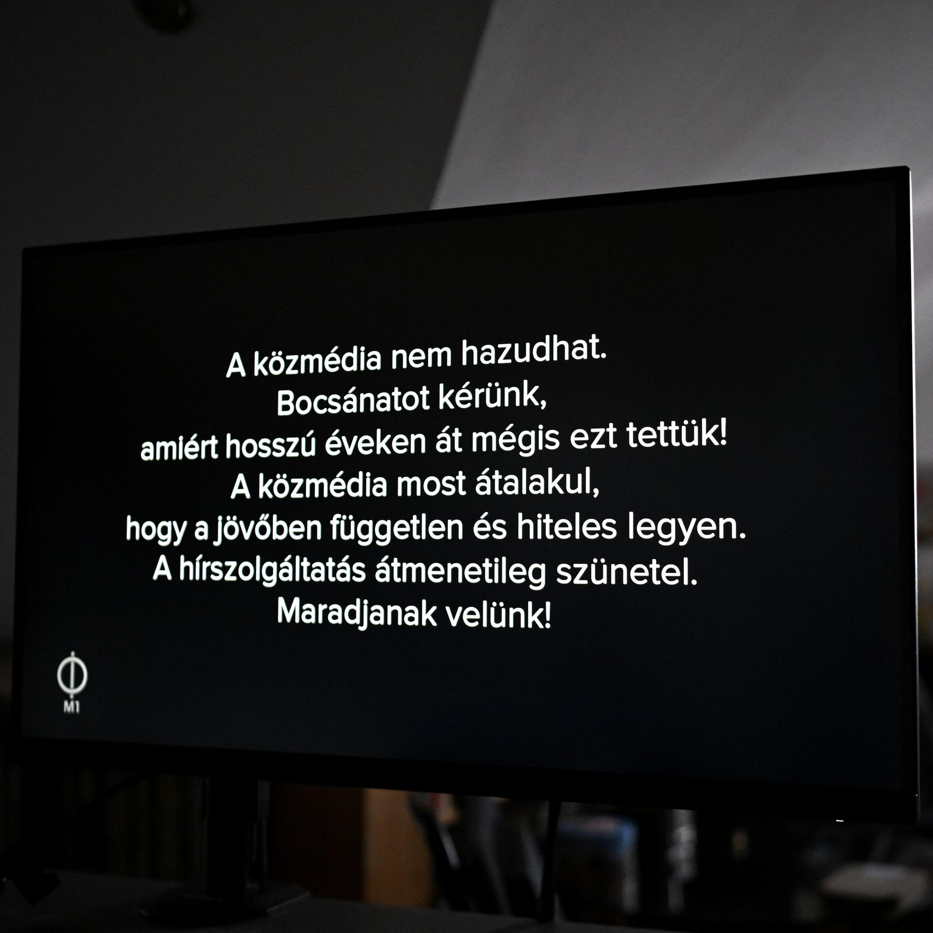 Das Bild zeigt einen Fernsehbildschirm. Der Bildschirm zeigt einen weißen Text auf Ungarisch auf schwarm Hintergrund.