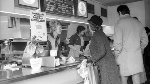 Eine historische schwarz-weiß Aufnahme zeigt den Verkaufstresen von Deutschlands erster McDonald's-Filiale im Münchener Stadteil Giesing 1972.