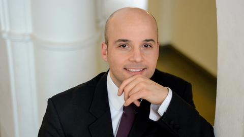 Porträt von Desjar Sulejmani, Gründer des Western Balkans Youth Orchestra.