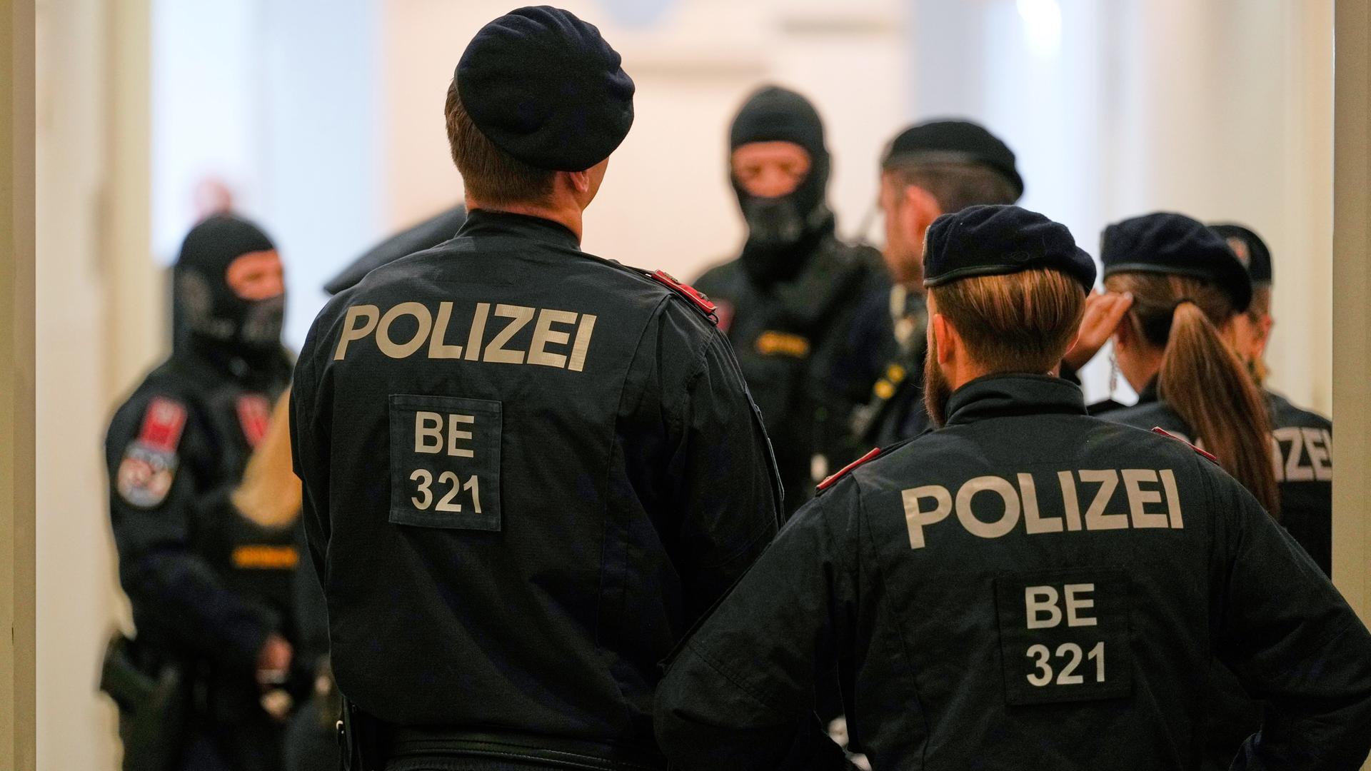 Die Polizei bereitet sich im Bezirksgericht Wiener Neustadt in Niederösterreich auf den Prozess gegen zwei Terrorverdächtige vor, von denen einer im August 2024 einen Anschlag auf ein Konzert von Superstar Taylor Swift in Wien geplant haben soll.