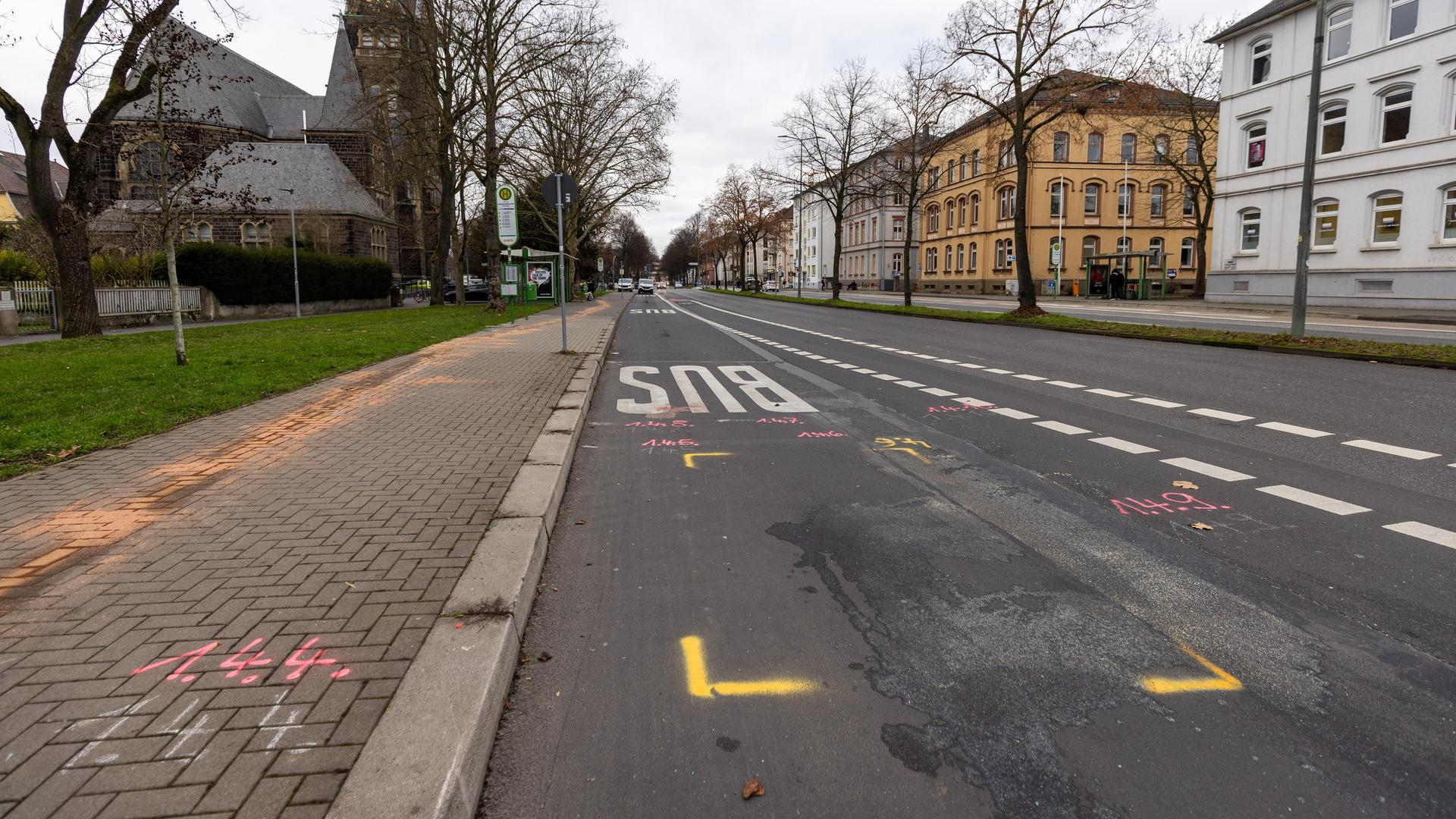 An der Bushaltestelle Johanneskirche in der Südanlage sind auf dem Gehweg Bindemittel sowie Markierungen der Spurensicherung auf Gehweg und Fahrbahn zu sehen. 
