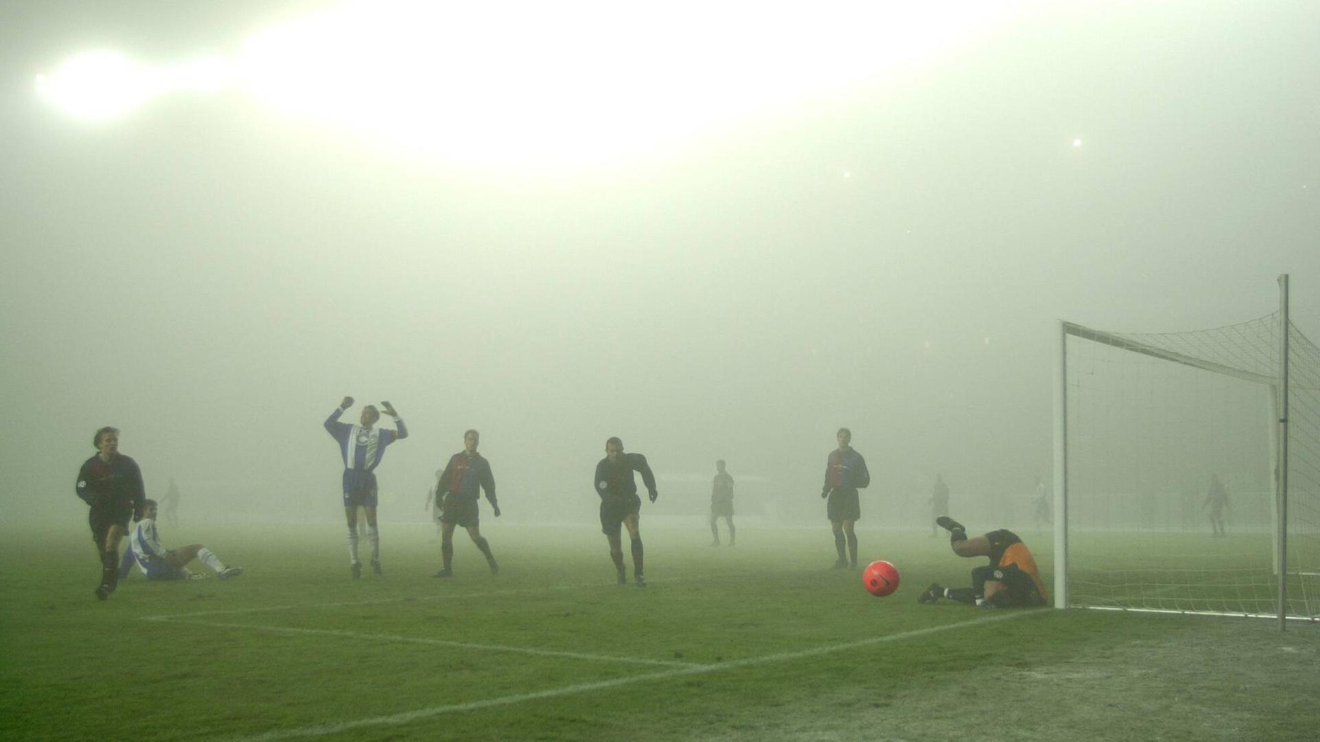 Hertha BSC spielt in der Champions League gegen den FC Barcelona im Nebel (im November 1999)