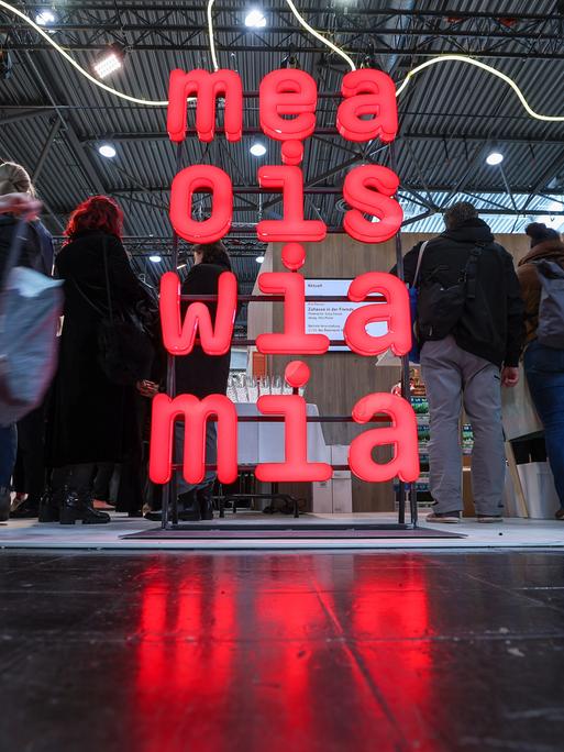 Neonbuchstaben bilden das Motto des Gastlandes Österreich auf der Buchmesse Leipzig: "meaoiswiamia" (mehr als wie wir).