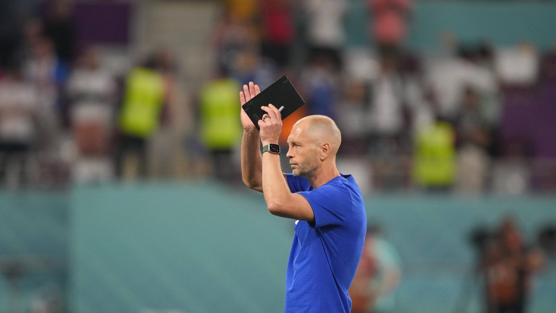 US-.Nationaltrainer Gregg Berhalter applaudiert und bedankt sich bei den Fans nach dem WM-Aus in Katar.