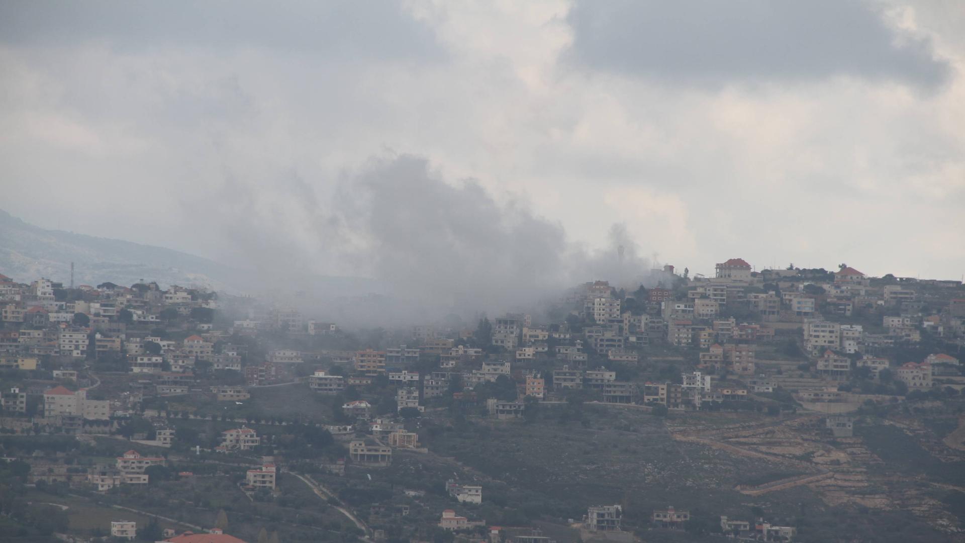 Rauch steigt über eine Siedlung im Libanon auf.