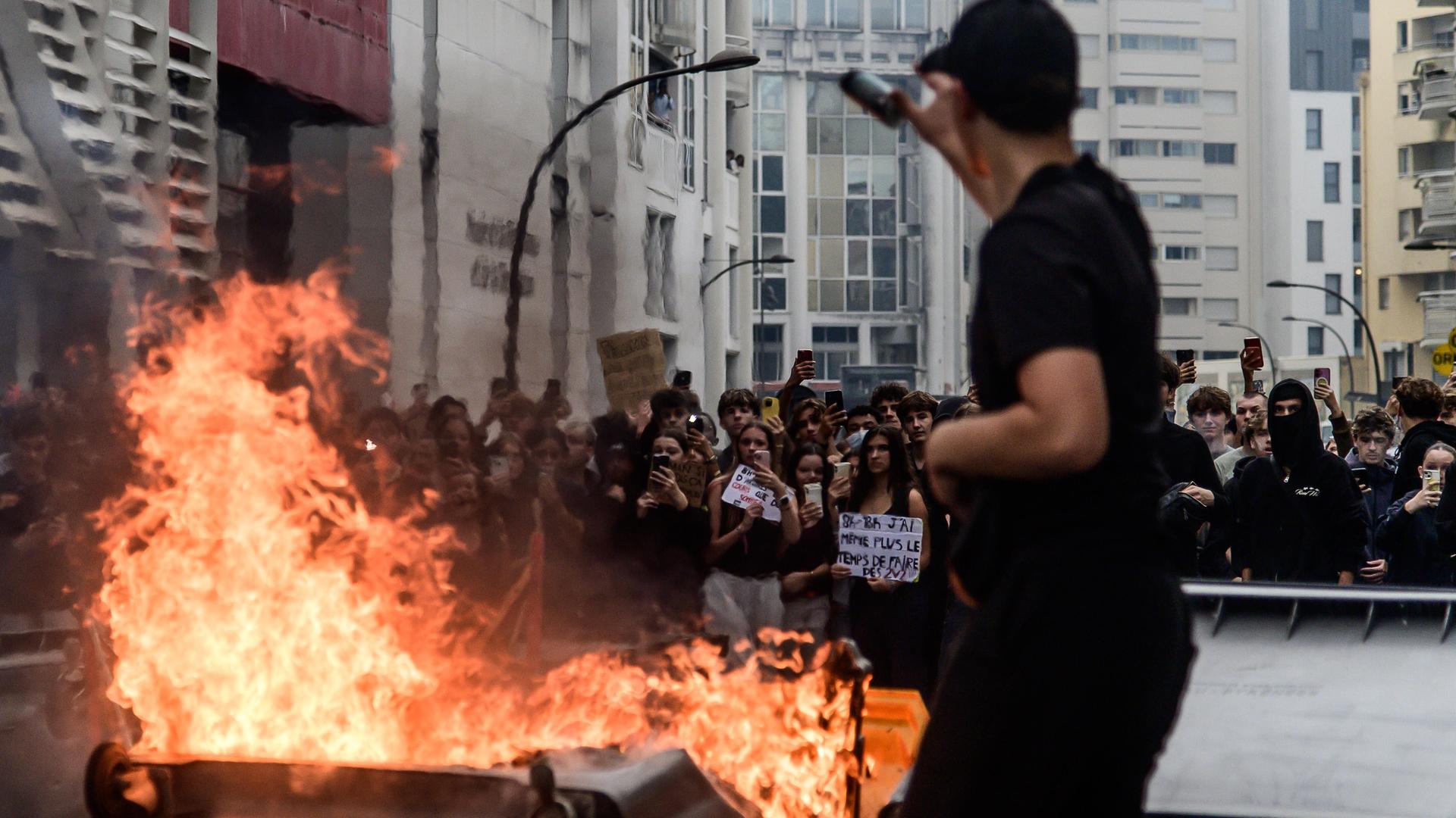 Eine brennende Barrikade und Mülltonnen blockieren eine Straße in Pau im Süden Frankreichs am 2. Oktober 2026. Diese Aktion ist teil landesweiter Proteste von Schülerinnen und Schülern sowie Studierenden unter anderem für bessere Bildungsbedingungen.
Eine brennende Barrikade und Mülltonnen blockieren eine Straße in Pau im Süden Frankreichs am 2. Oktober 2026. Diese Aktion ist teil landesweiter Proteste von Schülerinnen und Schülern sowie Studierenden unter anderem für bessere Bildungsbedingungen.