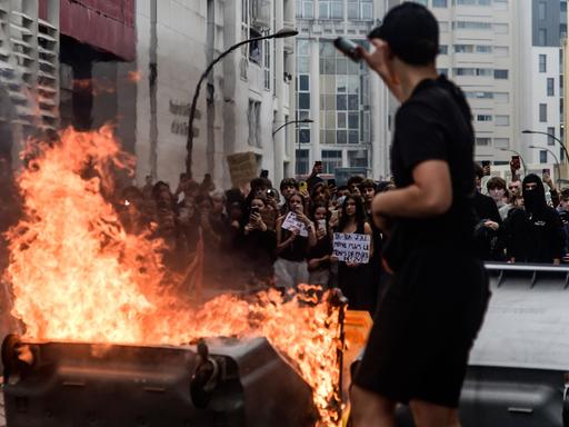 Eine brennende Barrikade und Mülltonnen blockieren eine Straße in Pau im Süden Frankreichs am 2. Oktober 2026. Diese Aktion ist teil landesweiter Proteste von Schülerinnen und Schülern sowie Studierenden unter anderem für bessere Bildungsbedingungen.
Eine brennende Barrikade und Mülltonnen blockieren eine Straße in Pau im Süden Frankreichs am 2. Oktober 2026. Diese Aktion ist teil landesweiter Proteste von Schülerinnen und Schülern sowie Studierenden unter anderem für bessere Bildungsbedingungen.