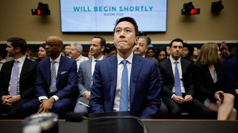 Shou Zi Chew sitzt mit betretenem Gesicht an einem Tisch vor der Presse im Anhörungsraum.