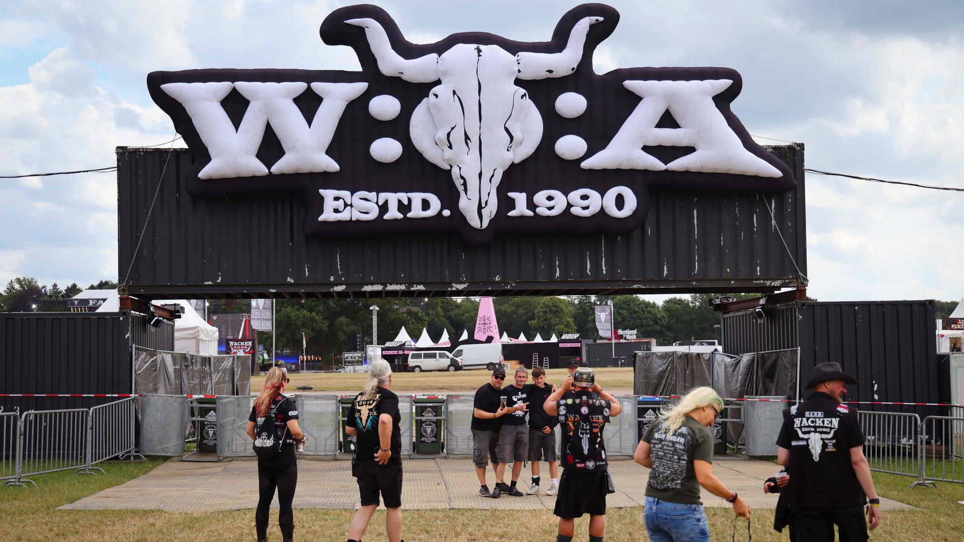 Festivalbesucher fotografieren sich vor dem Logo des Wacken Open Air (W:O:A). Festivalbesucher fotografieren sich vor dem Logo des Wacken Open Air (W:O:A).