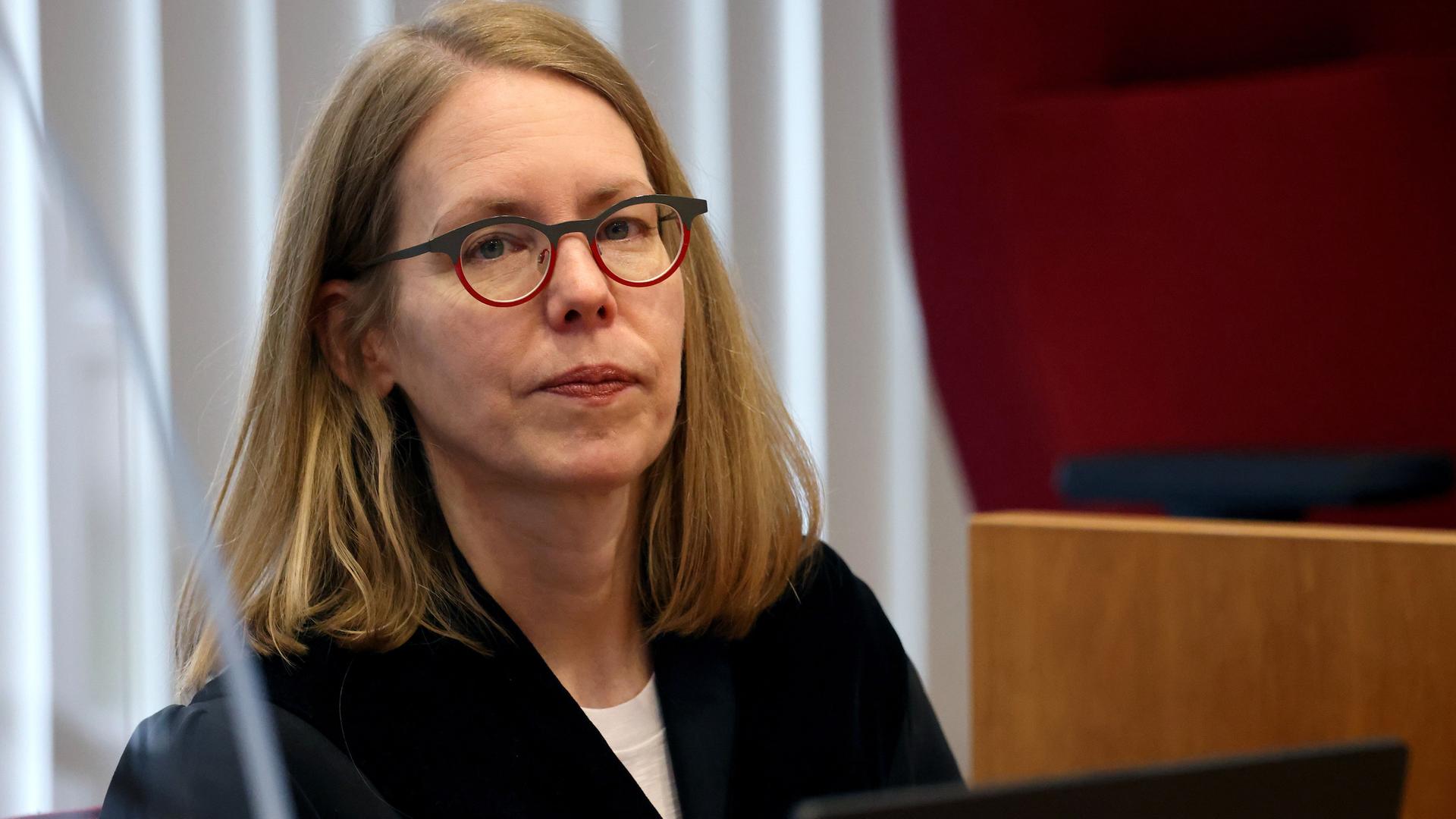 Anne Brorhilker 2020 bei einem Prozess zum Cum-ex-Steuerskandal in einem Gerichtssaal in Bonn