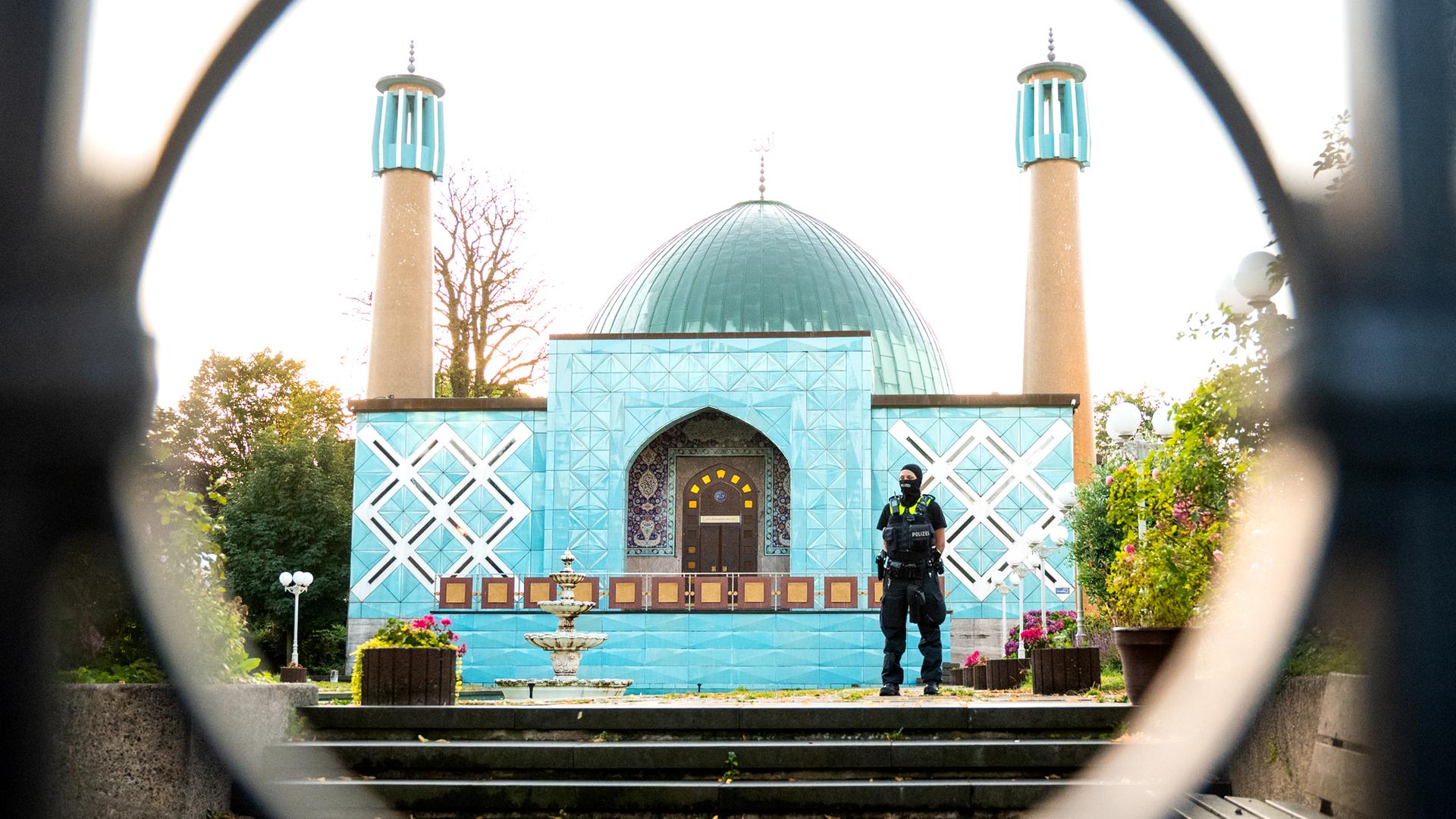 Ein bewaffneter Polizist mit Sturmhaube steht vor der Blauen Moschee.
