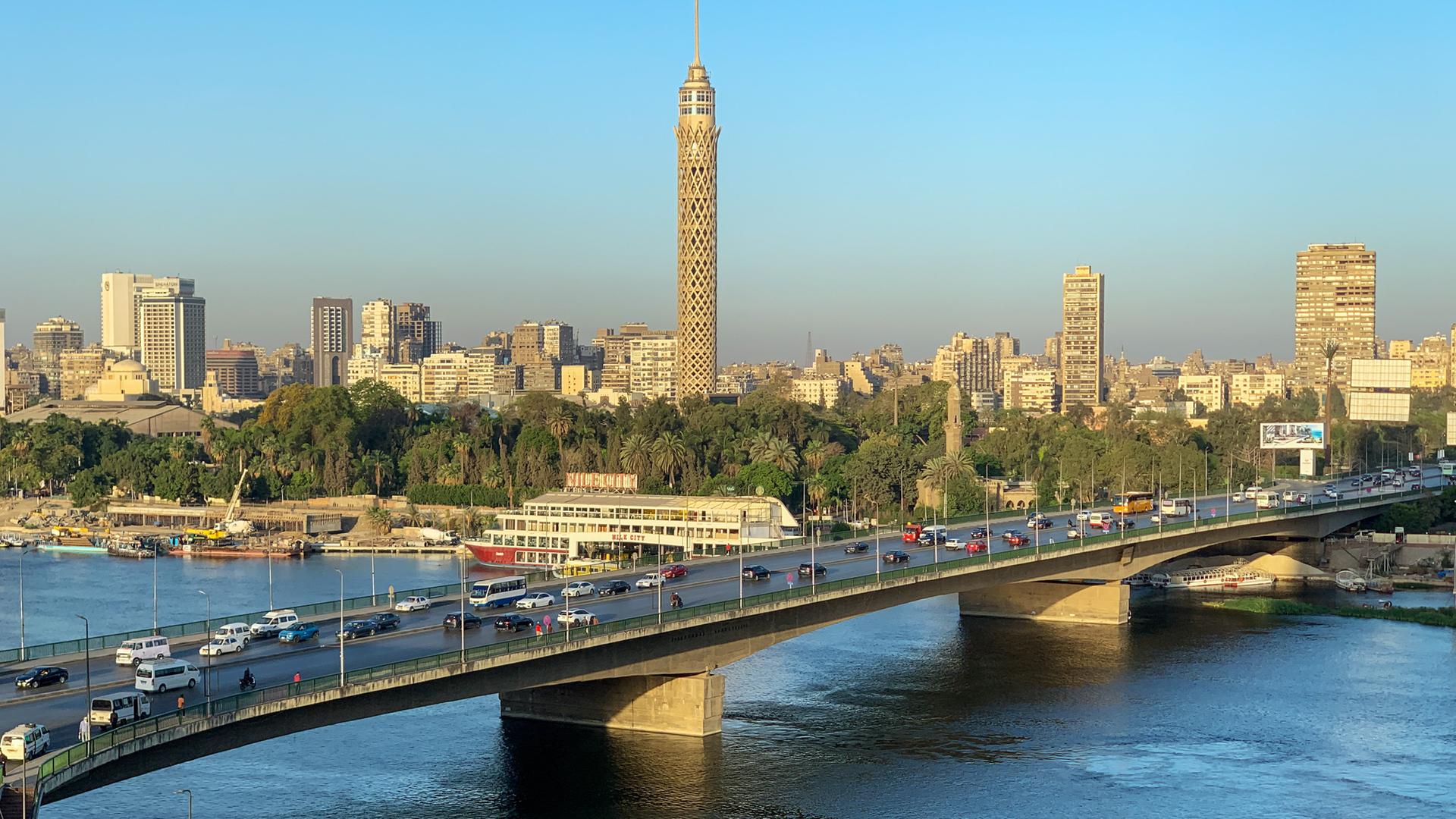 Die Brücke des 6. Oktober über den Nil mit Blick auf das westliche Nilufer und den Kairo-Tower