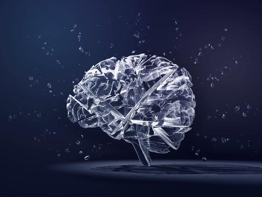 Digital gerenderte Abbildung eines gläsernen Gehirns, das zerspringt.
