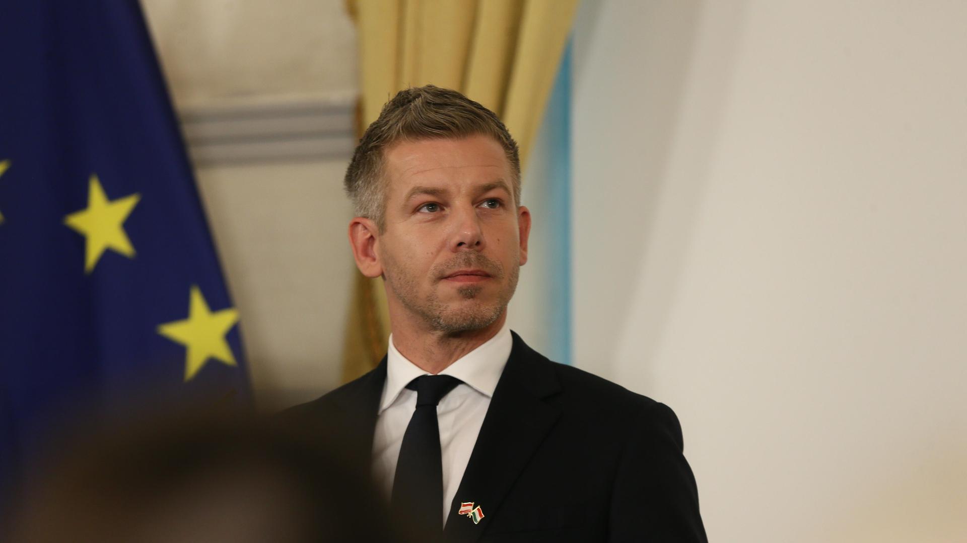 Ungarns neuer Regierungschef Peter Magyar steht in einer Pressekonferenz vor einer EU-Flagge. Ungarns neuer Regierungschef Peter Magyar steht in einer Pressekonferenz vor einer EU-Flagge.