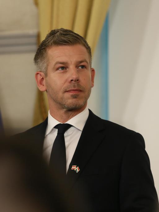 Ungarns Regierungschef Peter Magyar steht in einer Pressekonferenz vor einer EU-Flagge.