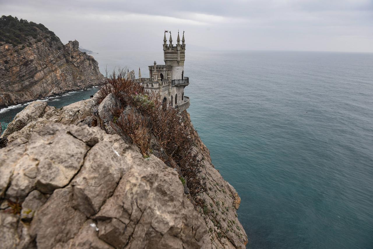 Das neugotische Schloss Schwalbennest in Jalta mit Blick auf das Meer. 