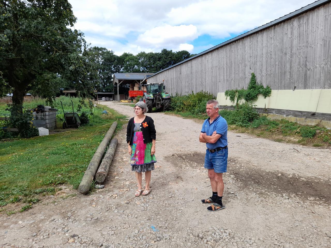 Der Bauer Arnauld Grisel und Mireille Lamy-Cadiou, Präsidentin des Vereins Atex-Réagir, der Landwirte in Not betreut, auf Grisels Hof.