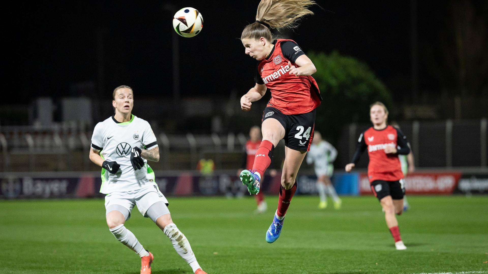 Lilla Turanyi von Bayer 04 Leverkusen springt beim Kopfball hoch.