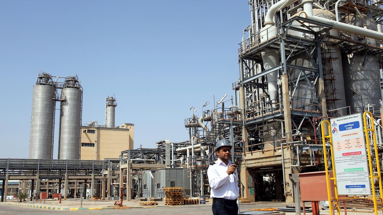 Ein iranischer Wachmann steht vor dem petrochemischen Komplex Mahshahr in der Provinz Khuzestan im Südwesten des Iran. Ein iranischer Wachmann steht vor dem petrochemischen Komplex Mahshahr in der Provinz Khuzestan im Südwesten des Iran.