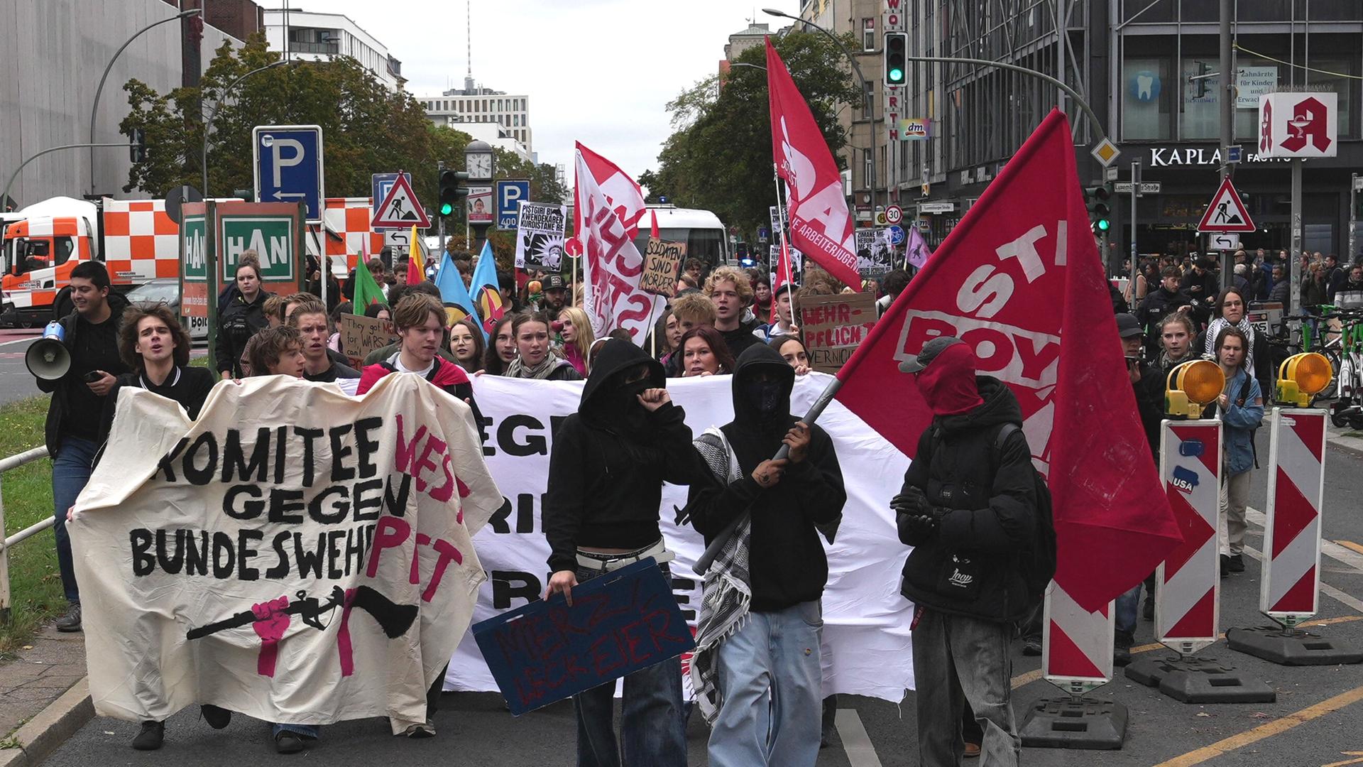 Schulstreik gegen Wehrpflicht - Bundesweit 100 Demonstrationen gegen geplanten neuen Wehrdienst