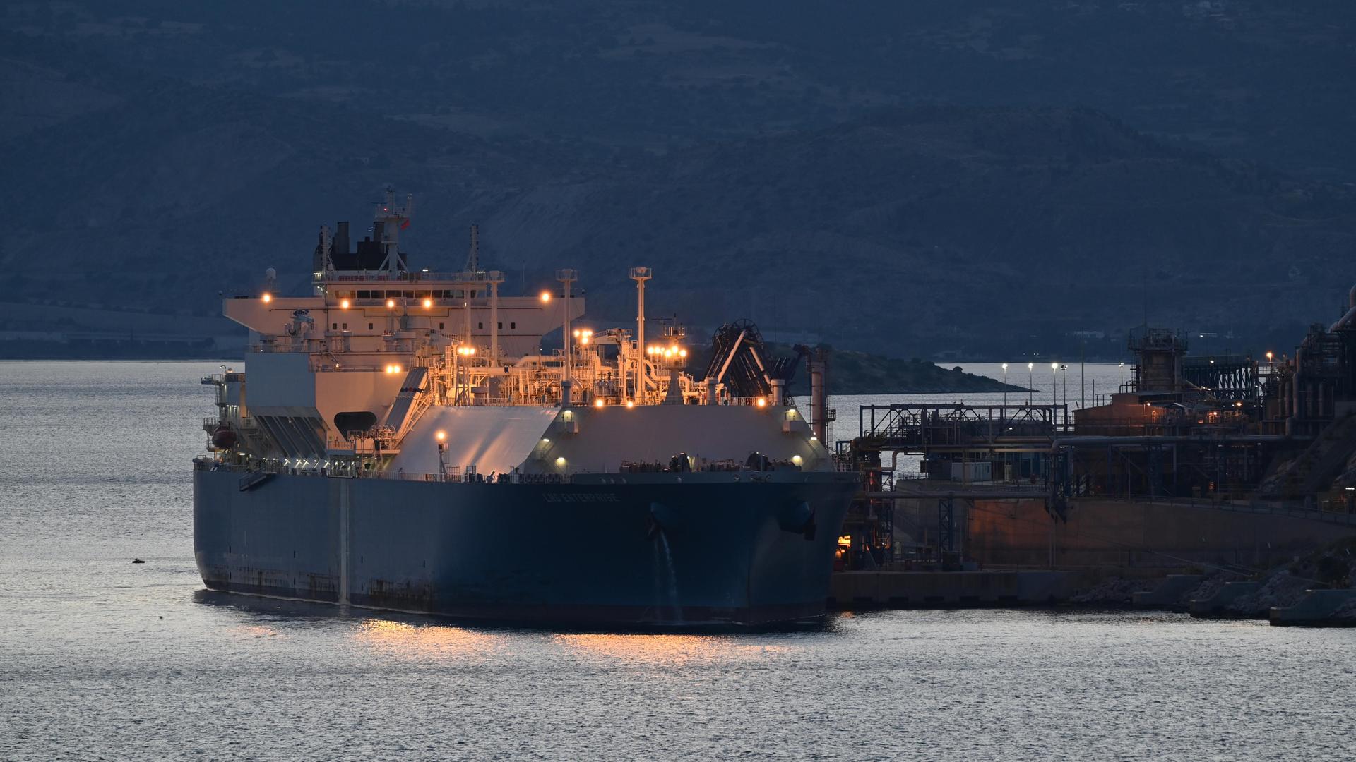 Ein LNG-Tanker entlädt Flüssiggas im Revithoussa Terminal nahe Athen. Ein LNG-Tanker entlädt Flüssiggas im Revithoussa Terminal nahe Athen.