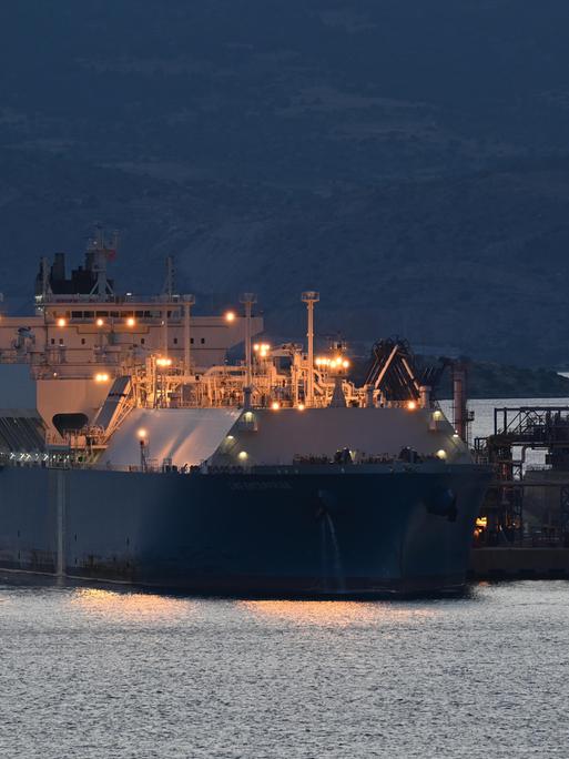 Ein LNG-Tanker entlädt Flüssiggas im Revithoussa Terminal nahe Athen. Ein LNG-Tanker entlädt Flüssiggas im Revithoussa Terminal nahe Athen.