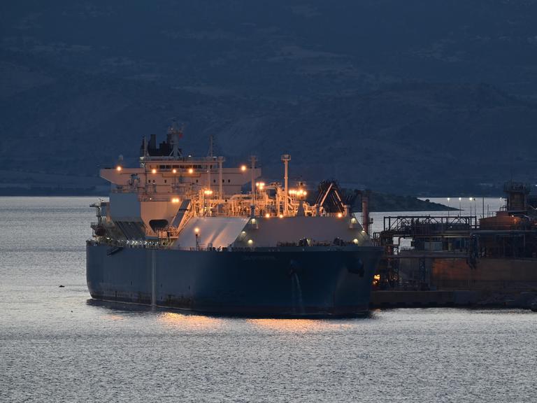Ein LNG-Tanker entlädt Flüssiggas im Revithoussa Terminal nahe Athen. Ein LNG-Tanker entlädt Flüssiggas im Revithoussa Terminal nahe Athen.