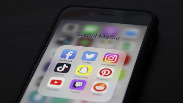 Symbolbild Social Media, Detailansicht eines Smartphones mit Apps für soziale Medien, Facebook, Twitter, Instagram, Tik Tok, Snapchat, Pinterest, YouTube, Twitch, Reddit, Deutschland, Europa