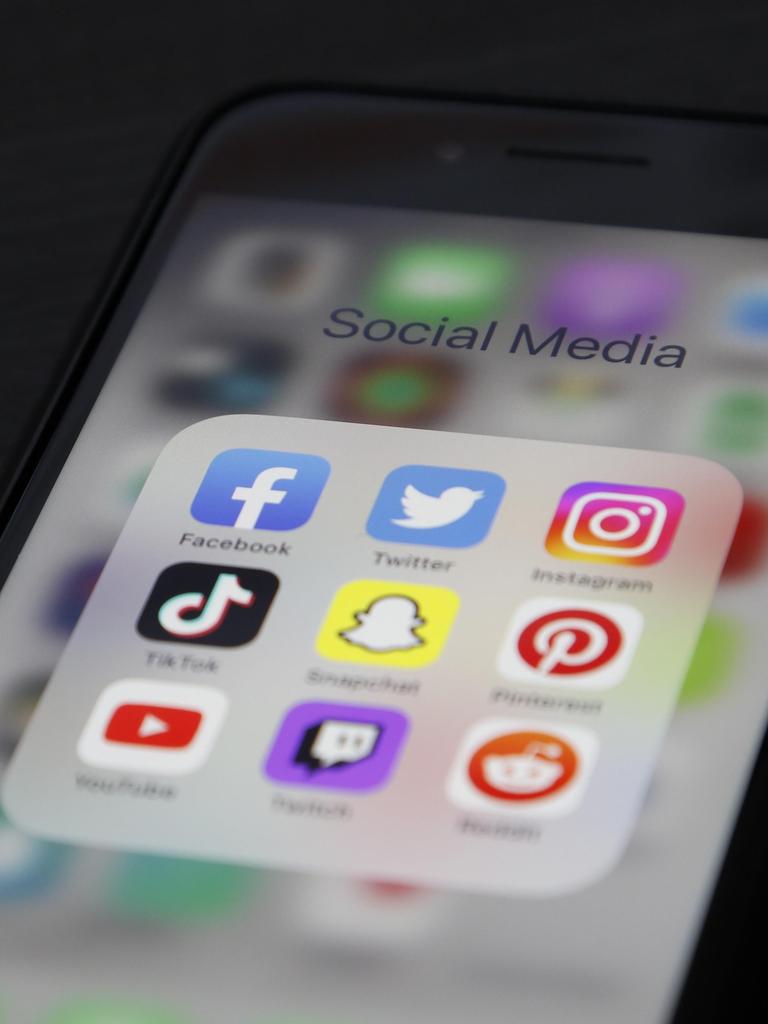 Symbolbild Social Media, Detailansicht eines Smartphones mit Apps für soziale Medien, Facebook, Twitter, Instagram, Tik Tok, Snapchat, Pinterest, YouTube, Twitch, Reddit, Deutschland, Europa