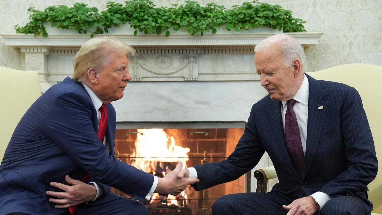 US-Präsident Joe Biden schüttelt dem wiedergewählten Donald Trump im Oval Office des Weißen Hauses die Hand. 